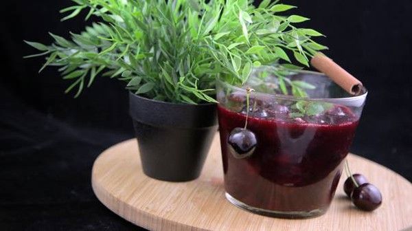 La recette du jour est exquise,  la soupe à la cerise